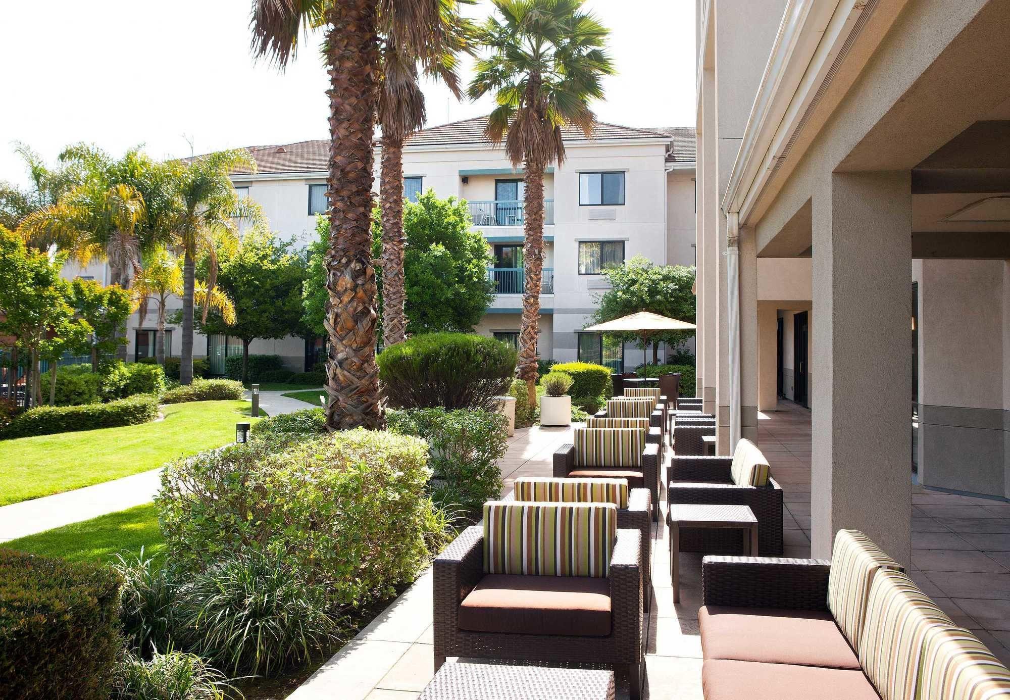 Courtyard By Marriott Oakland Airport Hotel Exterior foto
