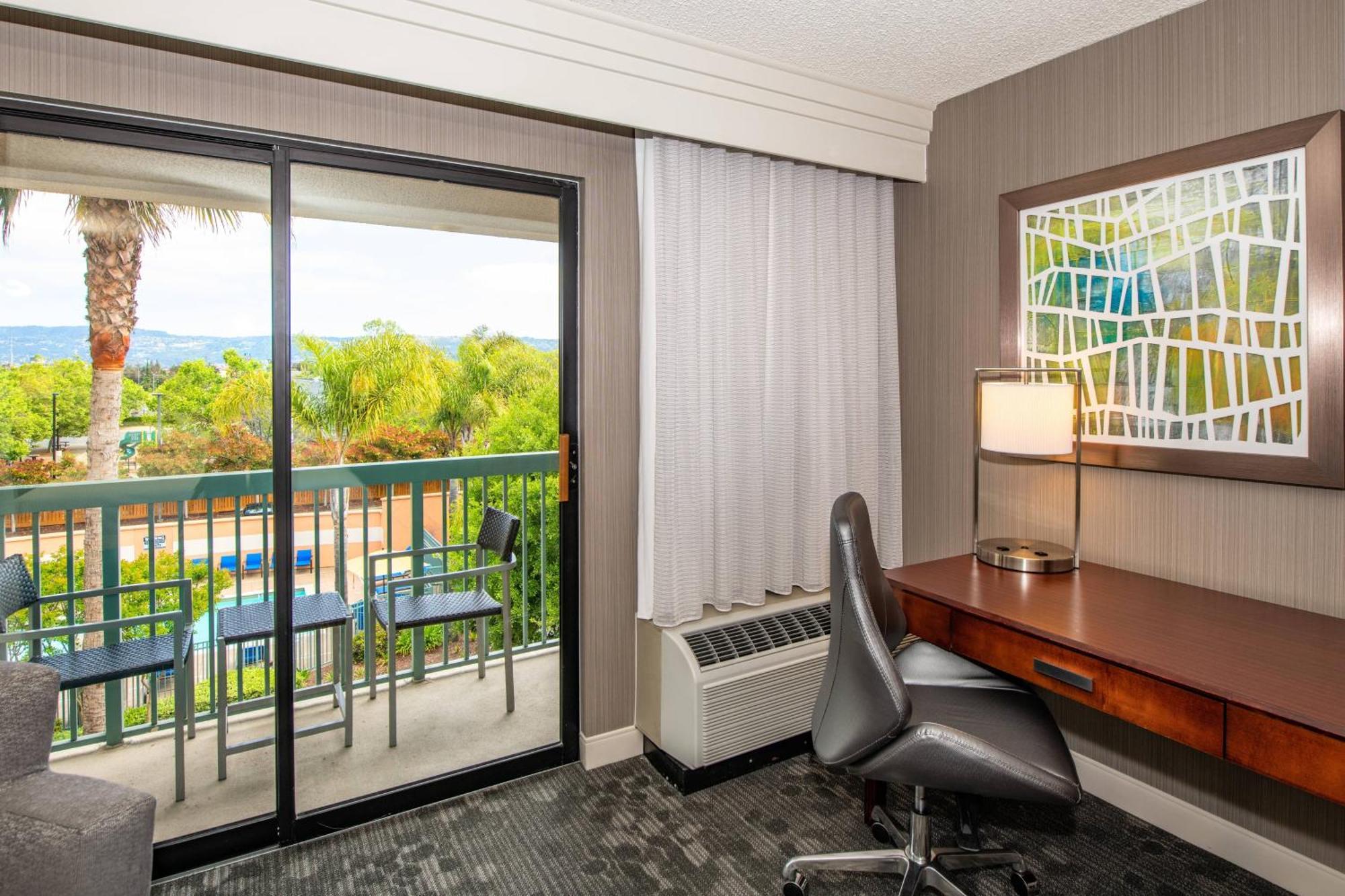 Courtyard By Marriott Oakland Airport Hotel Exterior foto