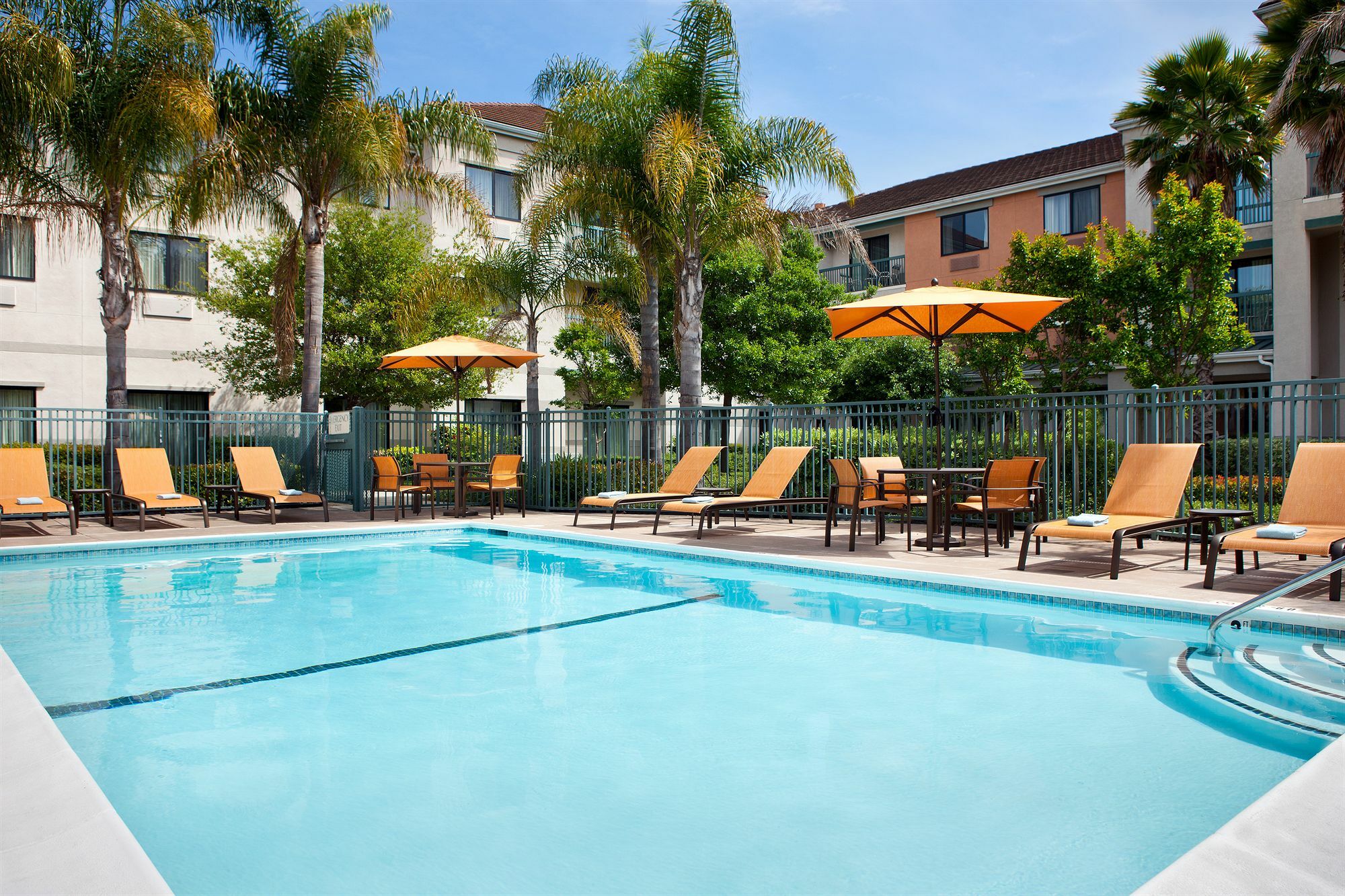 Courtyard By Marriott Oakland Airport Hotel Exterior foto